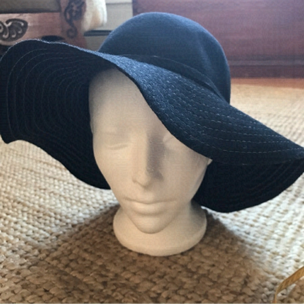 𝅺aqua wool hat. Black.  Floppy brim.  New with tags.